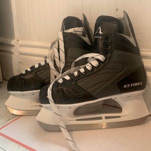 Ice hockey skates - boys size 8.